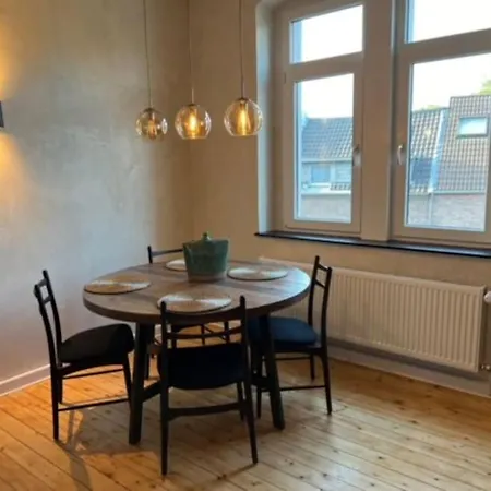 Апартаменты Charmante Altbauwohnung Нойс