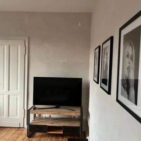 Апартаменты Charmante Altbauwohnung Нойс